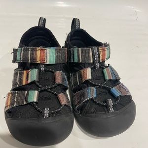 Barely used keens in desert sunset colors!